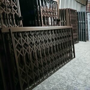 11 طرح درب آکاردئونی تسمه پهن آهنی