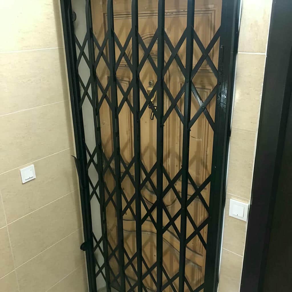 تفاوت درب آکاردئونی سلطنتی گل تخت و برجسته