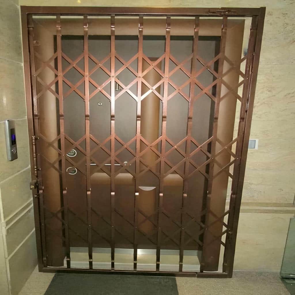 اجرای درب آکاردئونی تسمه پهن آهنی دوطرفه