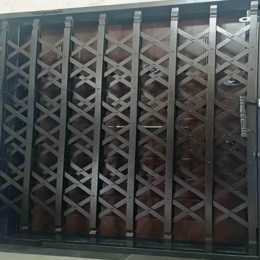 نصب درب آکاردئونی طرح دار لوزی روی چهارچوب