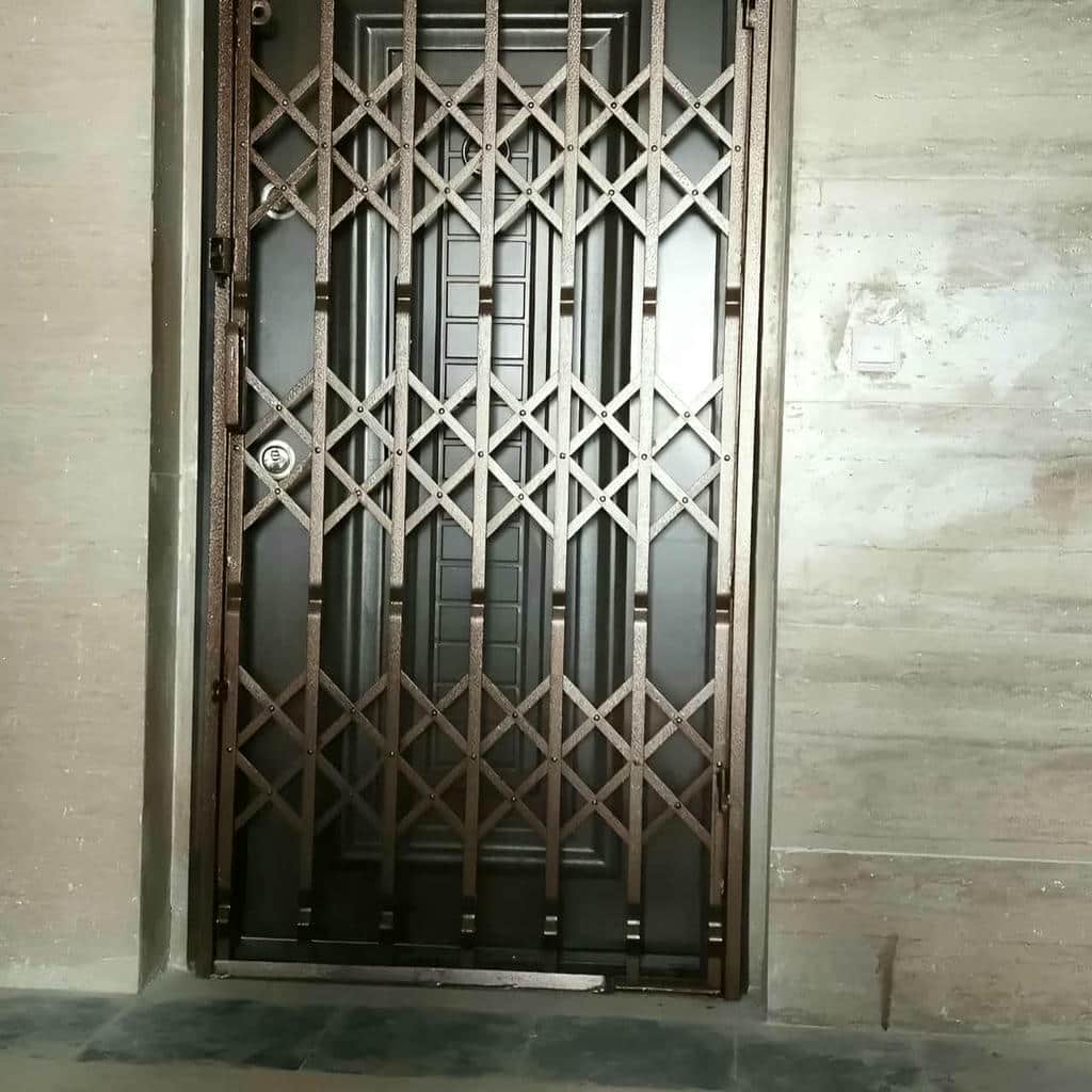 ساخت حفاظ آکاردئونی چهارگل برای درب واحد مسکونی