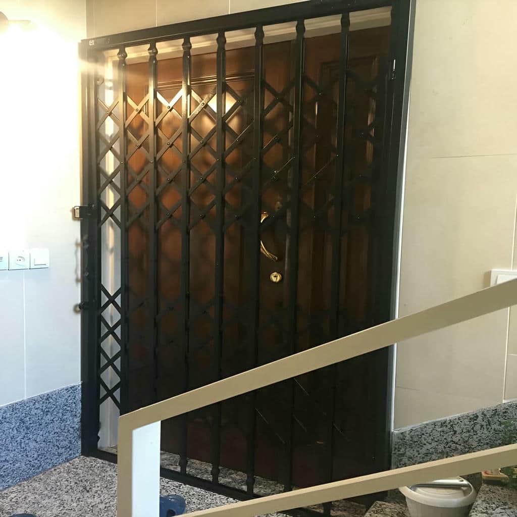 خرید درب آکاردئونی شیک قفل دار با چرخ بلبرینگی
