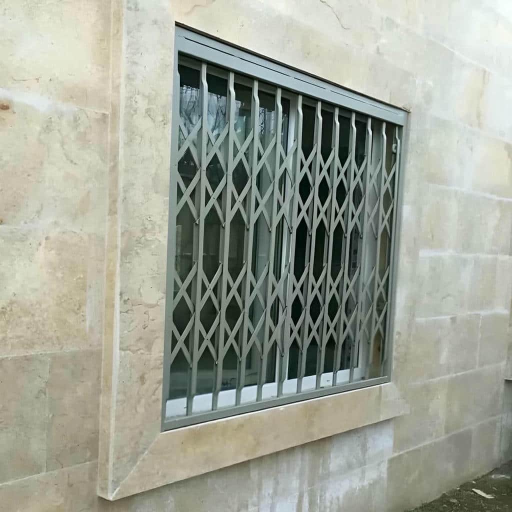 اجرای درب حفاظ فلزی ورودی واحد داخل قاب