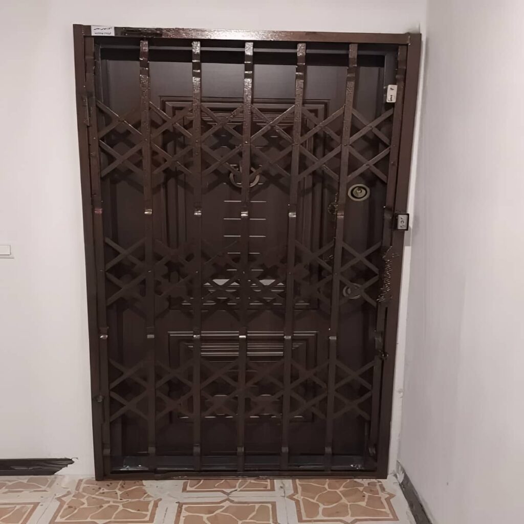 قیمت درب آکاردئونی تسمه پهن آهنی بر اساس متریال