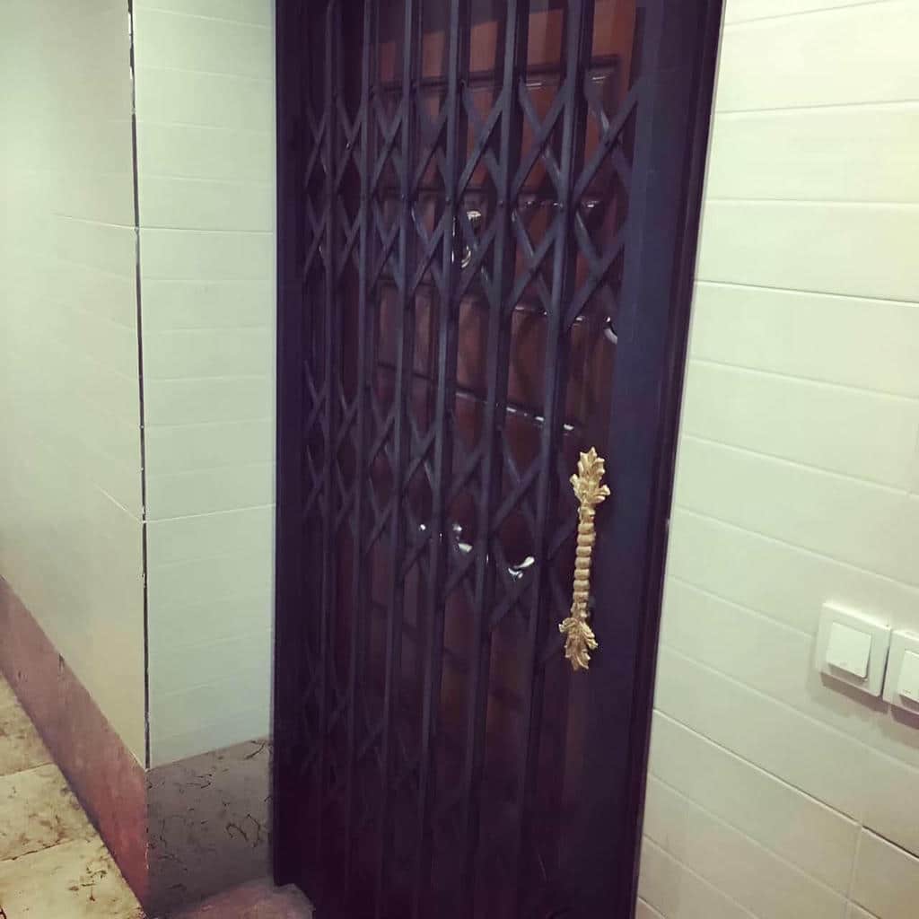 نصب درب ریلی آکاردئونی کم جا روی چهارچوب