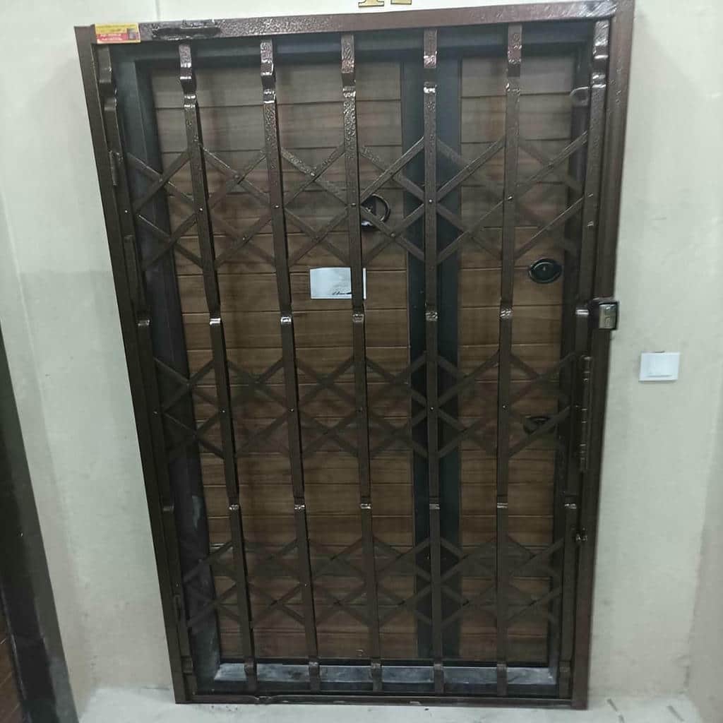 مقایسه حفاظ پشت درب آپارتمان ریلی یک‌طرفه و دوطرفه