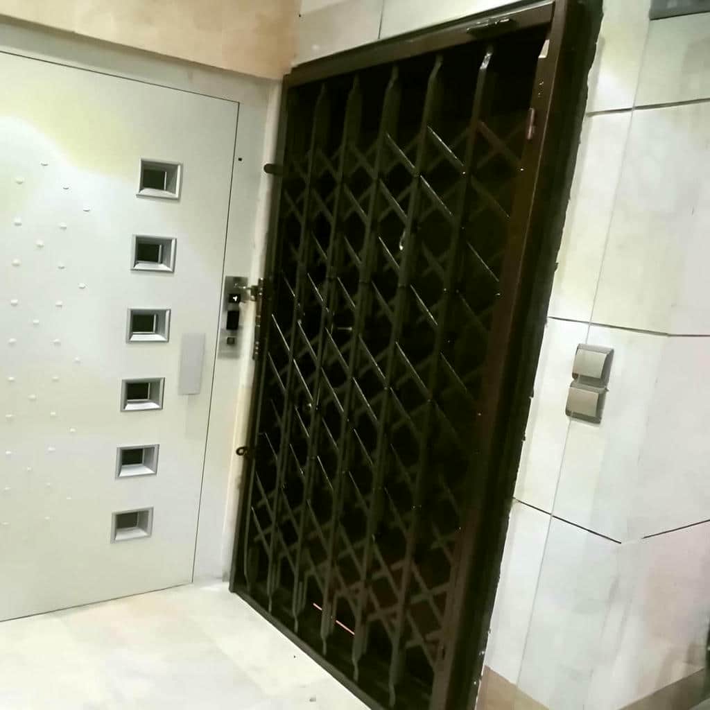 اجرای درب ریلی آکاردئونی کم جا داخل قاب