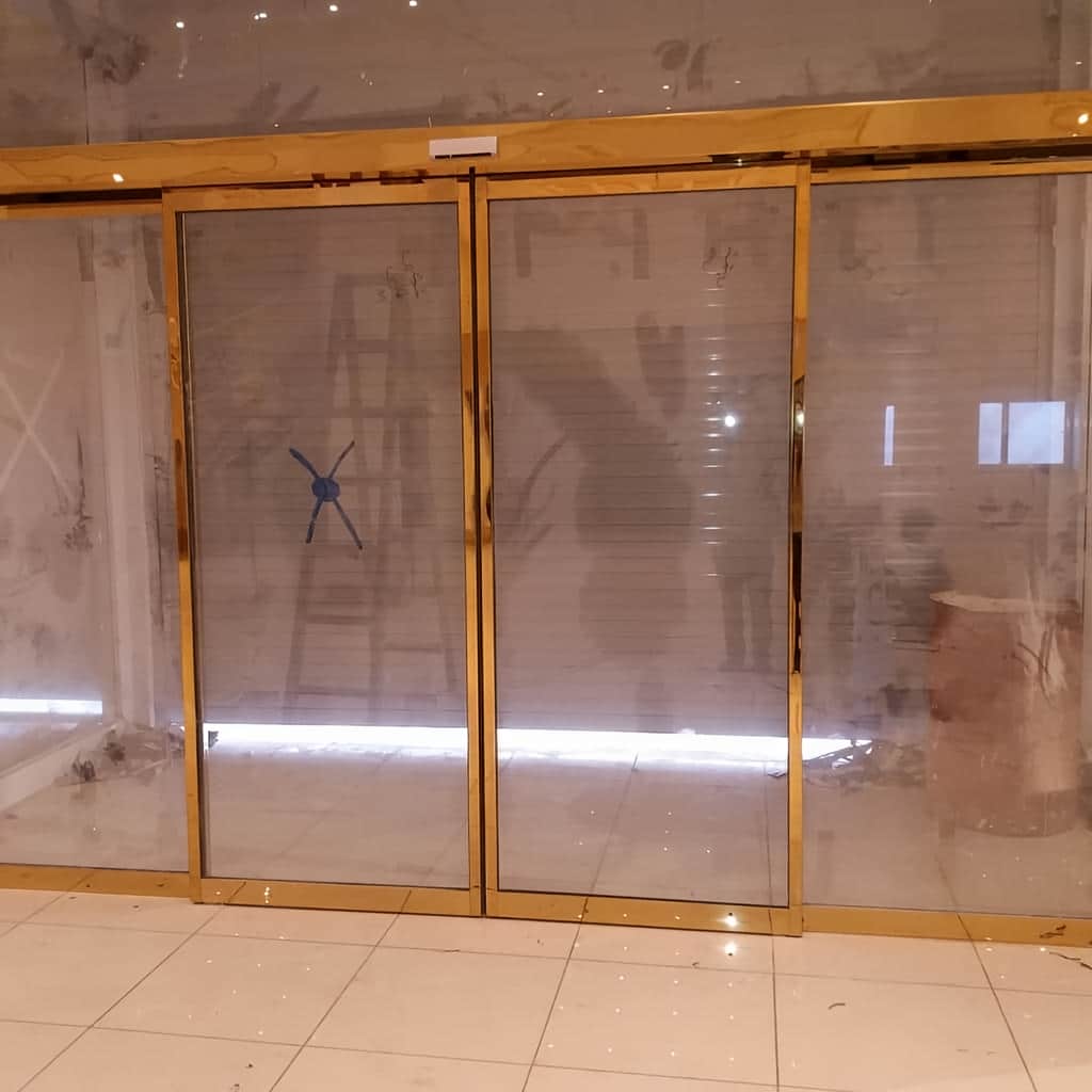اجرای درب شیشه ای لولایی سنسوردار با بازوی روکار