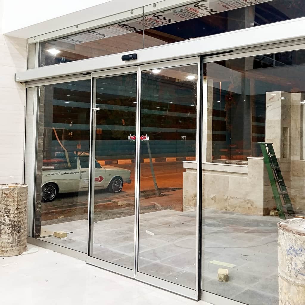 اجرای درب شیشه ای اداری کارتخوان با باتری پشتیبان