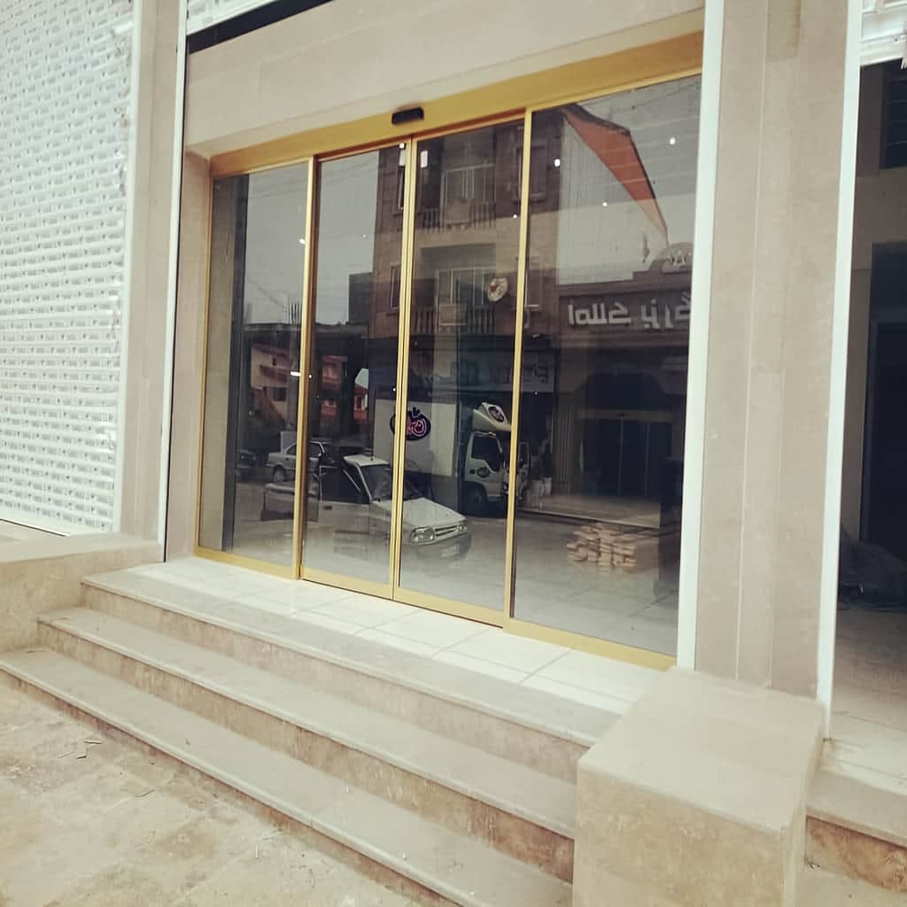 تعمیر درب اتوماتیک شیشه ای فریم مشکی و تنظیم ریل