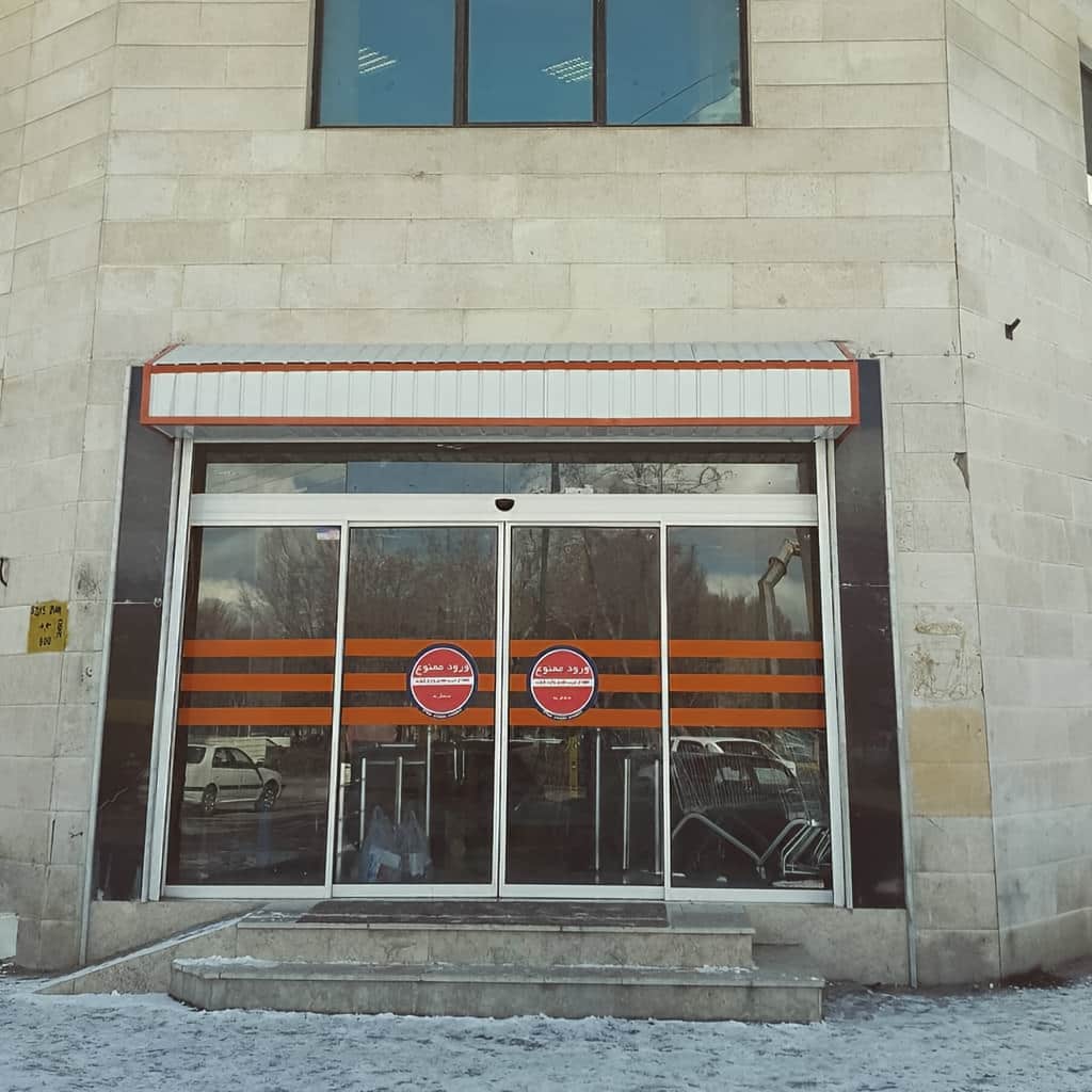 قیمت درب شیشه ای سکوریت اتوماتیک بر اساس نوع اپراتور