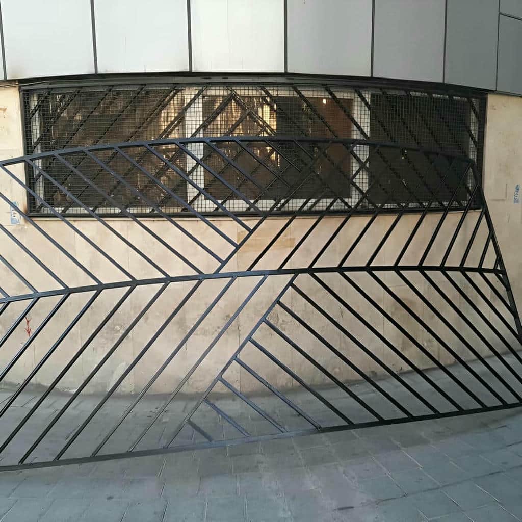 نصب حفاظ پنجره ثابت پیچ و رولپلاک داخل دهانه