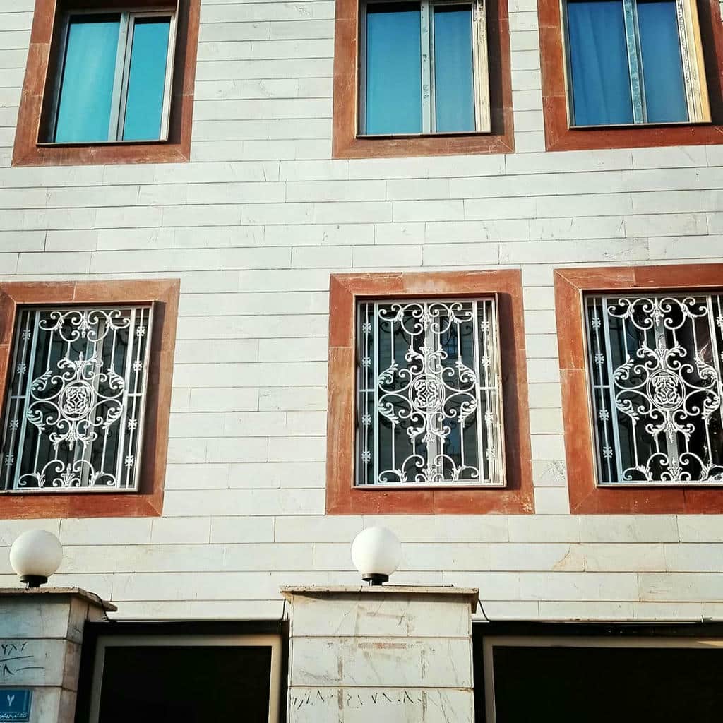 فروش حفاظ پنجره ویلایی نمای باغ با رنگ کوره ای