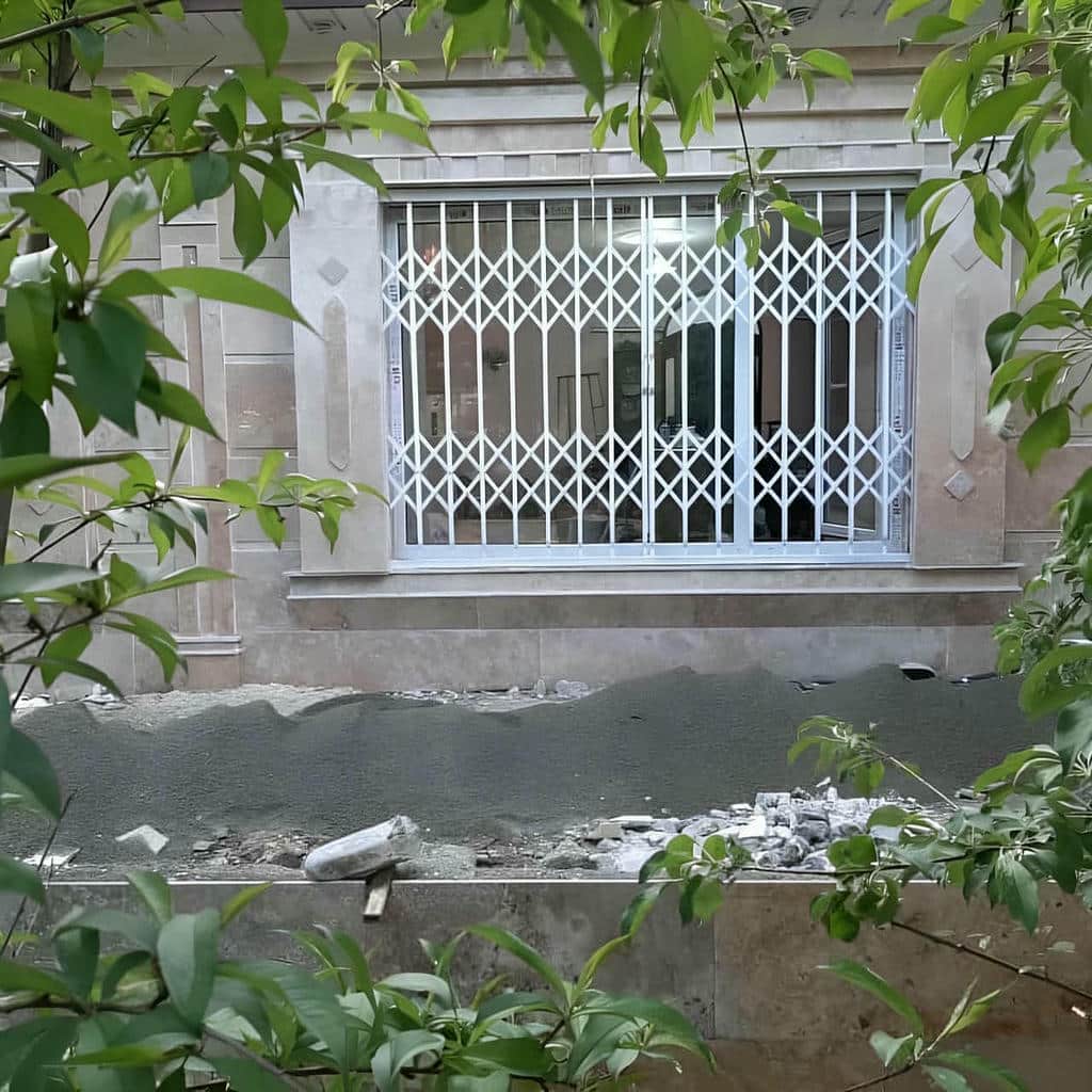 اجرای حفاظ پنجره ویلایی نمای باغ به صورت روکار