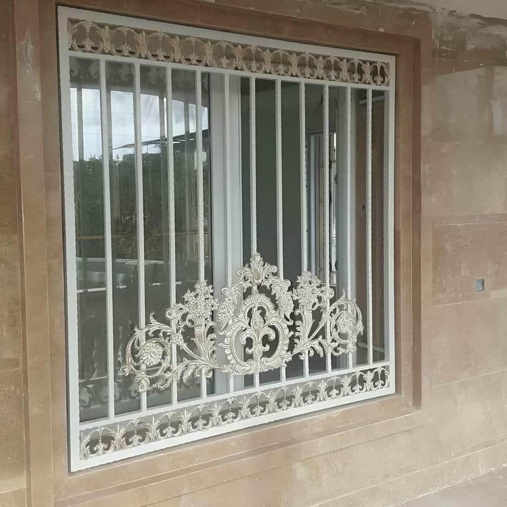 نصب نرده پنجره فرفورژه گل دار داخل دهانه