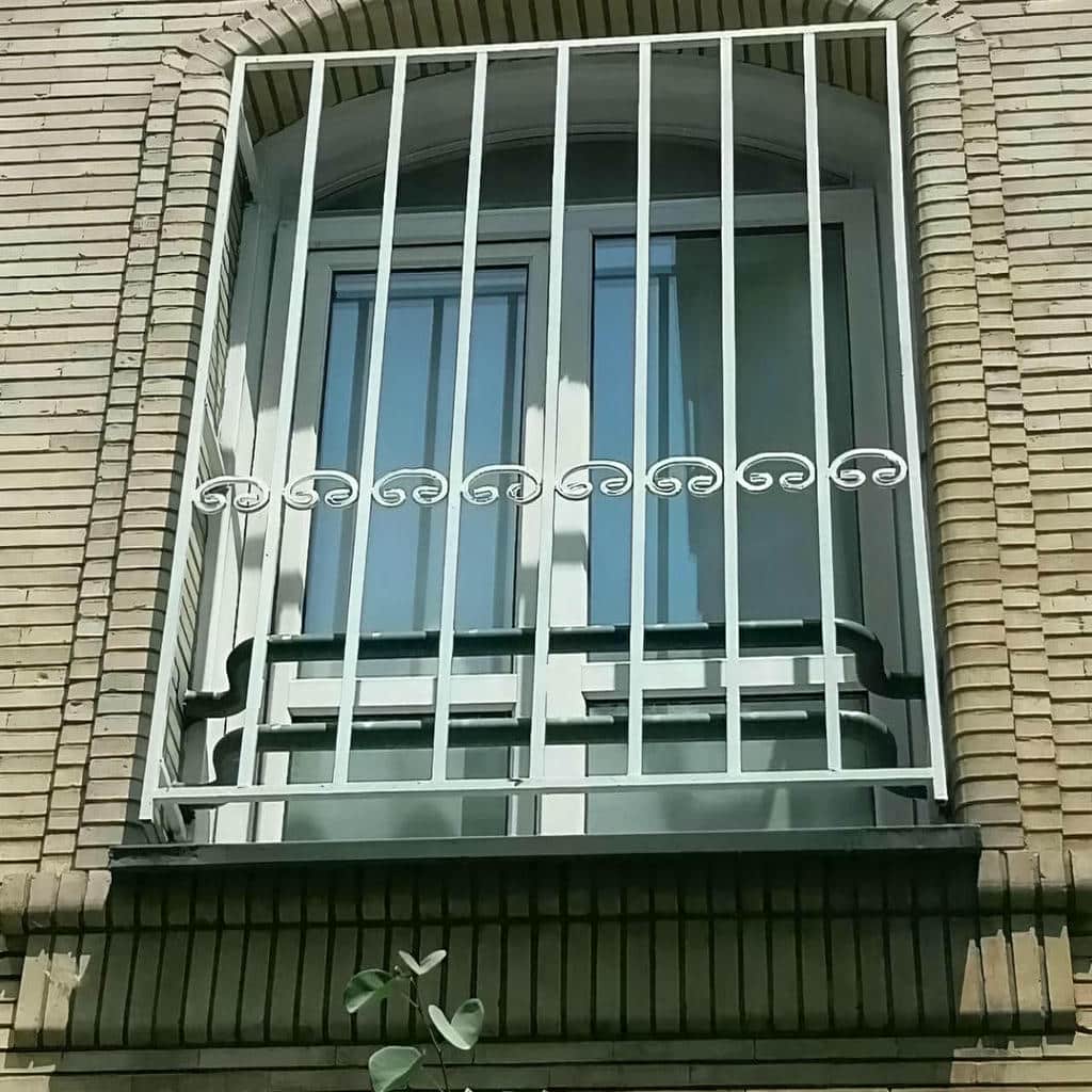 اجرای نرده پنجره فرفورژه گل دار به صورت روکار