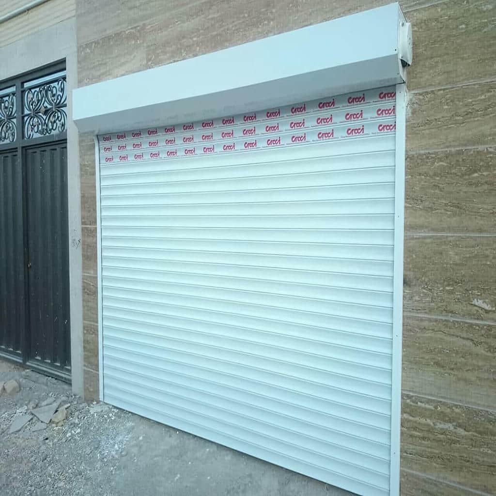 اجرای کرکره برقی مغازه روی نمای فروشگاهی