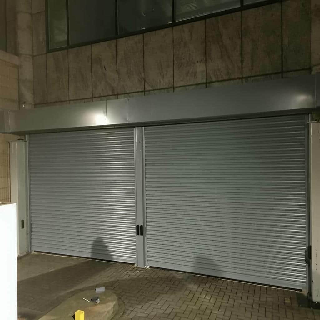 نصب کرکره برقی مدرن داخل نمای فروشگاه