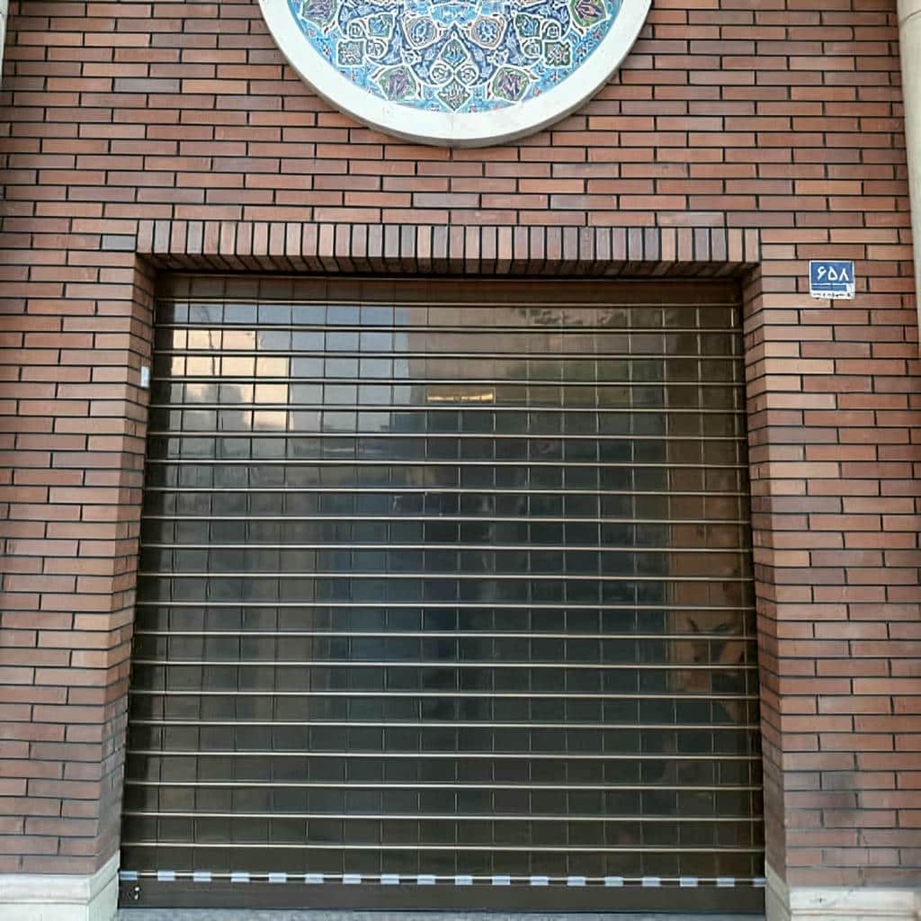 اجرای کرکره ضد سرقت فروشگاهی روی نمای ورودی