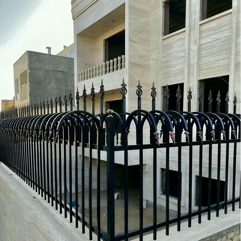 اجرای حفاظ کلاسیک روی دیوار سنگی و بتنی