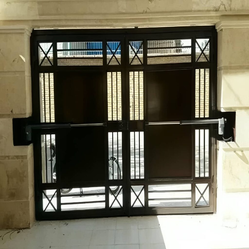 اجرای جک درب دو لنگه لولایی با قفل برقی