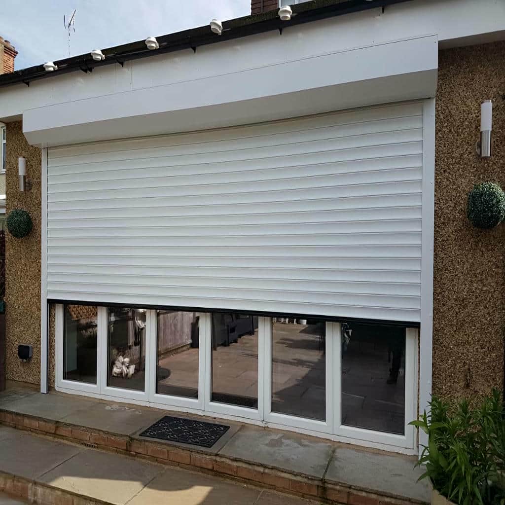 نصب کرکره برقی پنجره امنیتی داخل قاب یا روی نما
