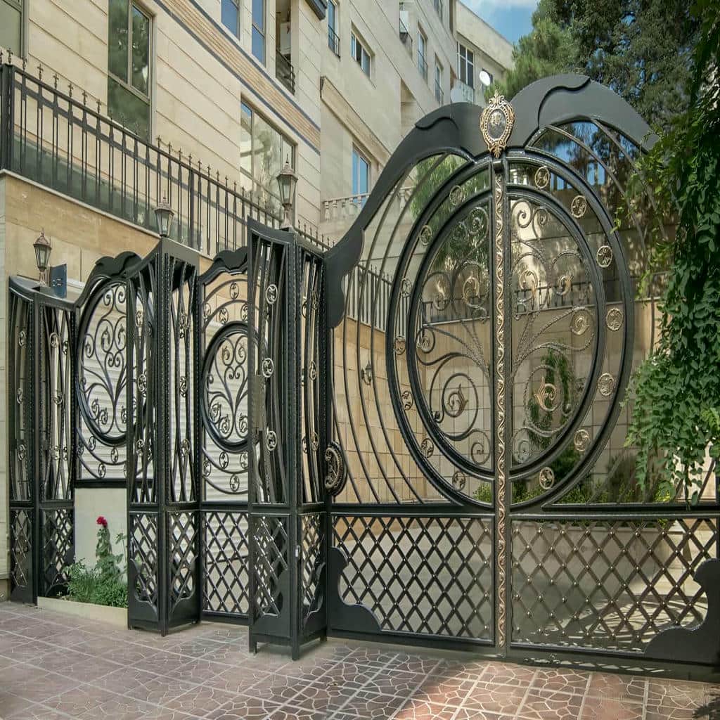 مقایسه درب ویلایی حفاظ دار ساده و تزئینی