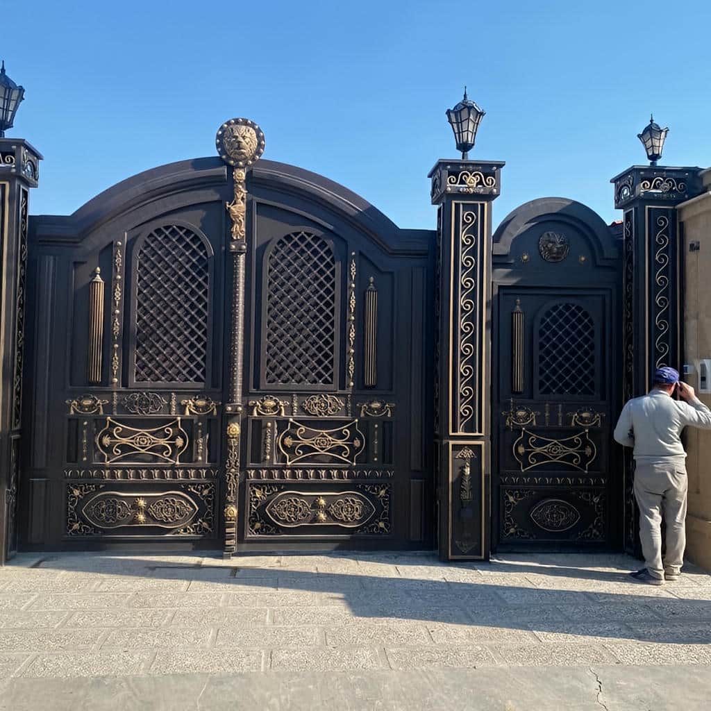 سفارش درب پارکینگ کشویی محوطه با پنل مشبک