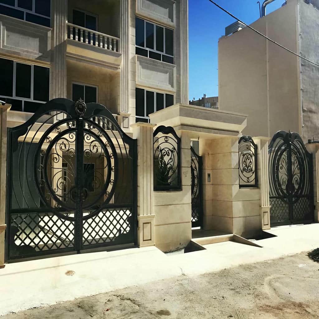 خرید درب حیاط فرفورژه نمای رومی با طرح متقارن