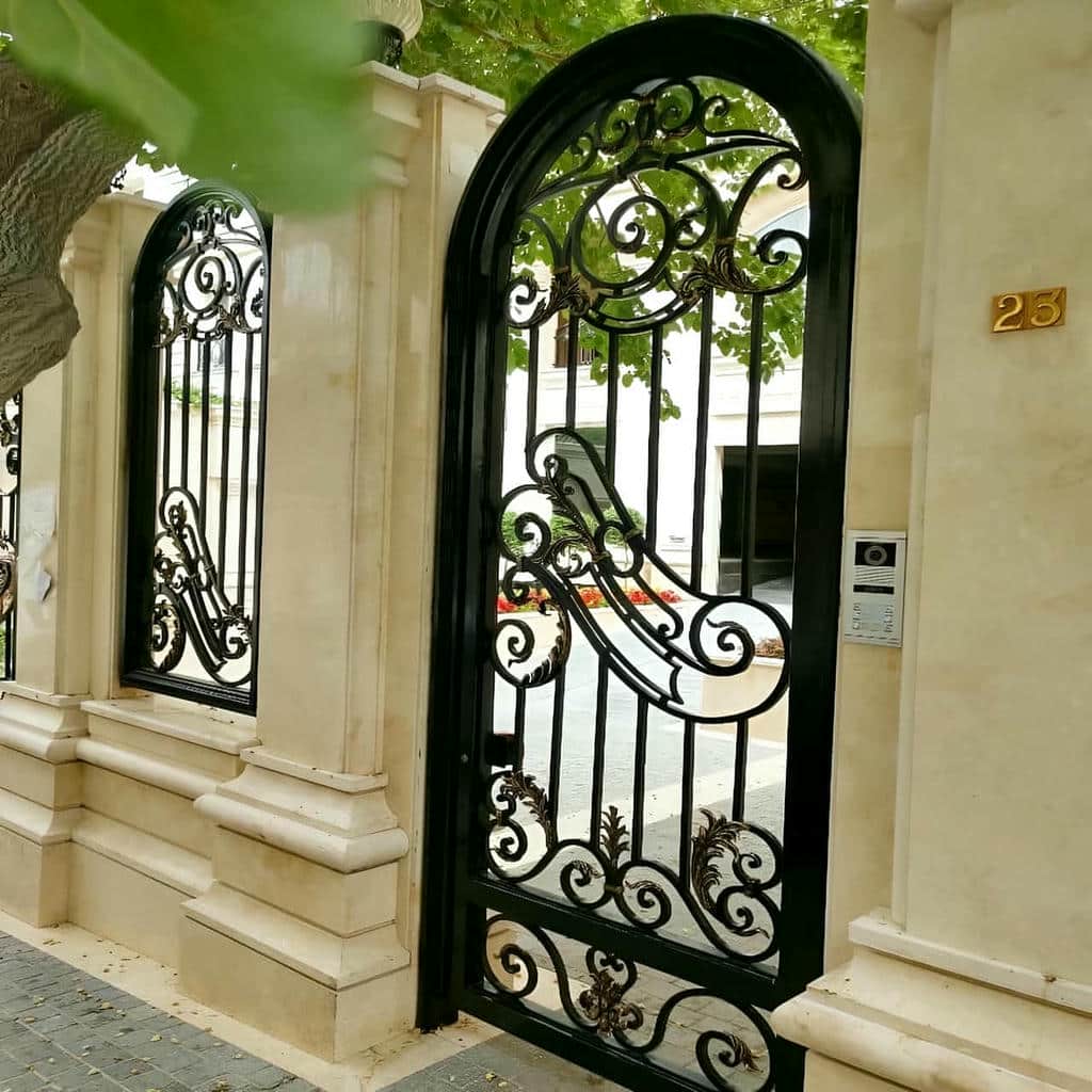 خرید درب آهنی کلاسیک کتیبه دار با فرفورژه متراکم