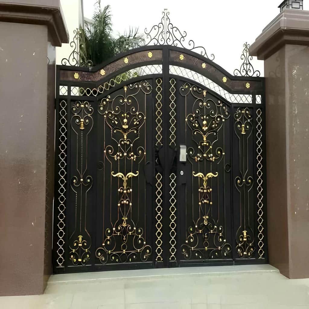 نصب درب حیاط ورودی محوطه روی ستون مقاوم