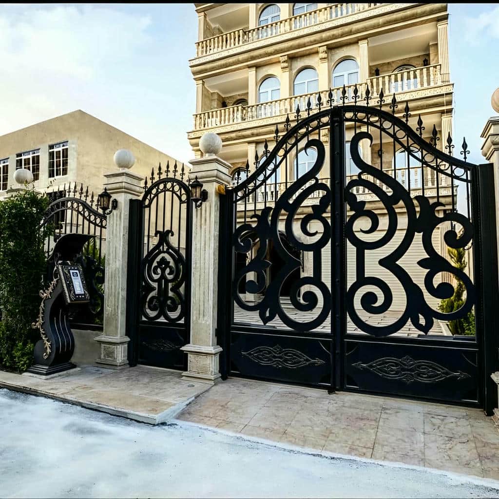 مقایسه درب فرفورژه گل دار با گل درشت و ریز