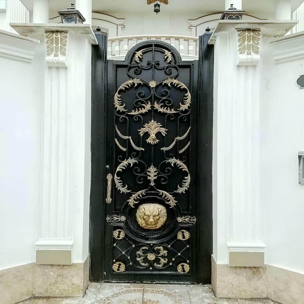 ساخت درب آهنی حیاط مدرن با پنل برش‌خورده