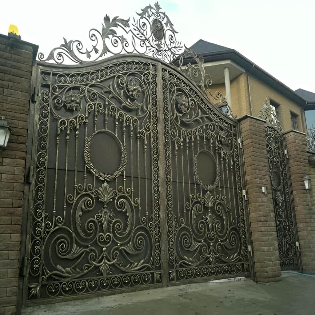 اجرای درب ورودی محوطه با رنگ کوره ای