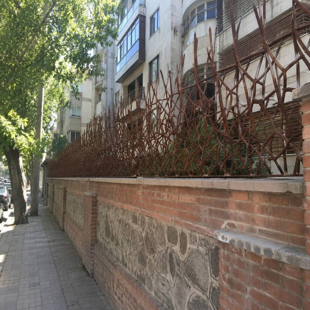 مقایسه حفاظ لیلیوم و شاخ گوزنی روی نمای سنگی