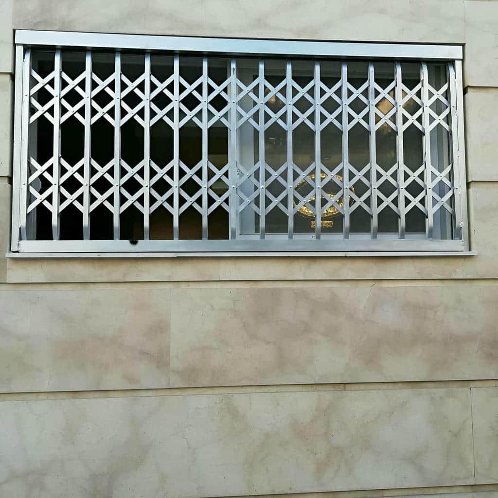 اجرای حفاظ پنجره ریلی بازشو روی نمای ساختمان