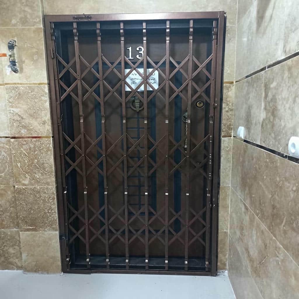 نمای مدرن با درب حفاظتی