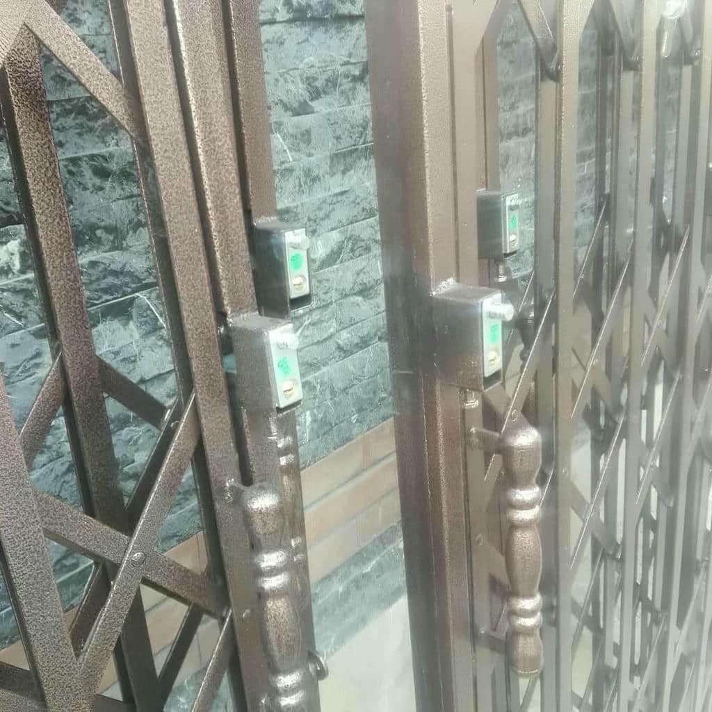 درب آکاردئونی آپارتمان رنگ تیره