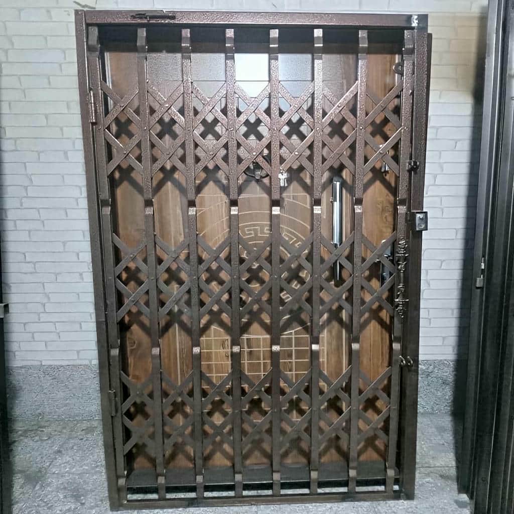 درب محافظ ورودی ساختمان