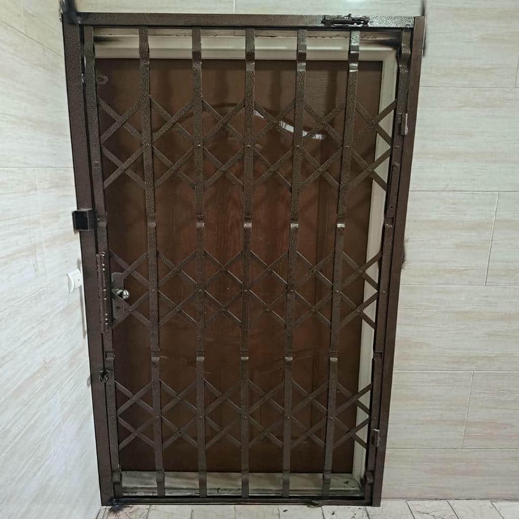 نرده آکاردئونی ورودی ساختمان نوساز