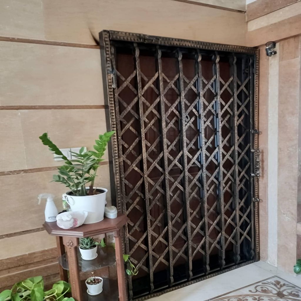 درب آکاردئونی آپارتمان مدرن