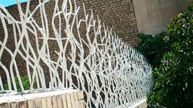 حفاظ روی دیوار حیاط فلزی