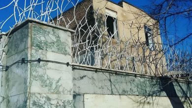 نرده آهنی روی دیوار باریک