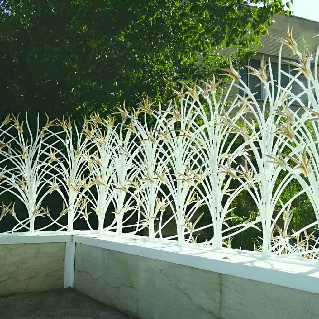 نرده روی دیوار با طرح لیلیوم