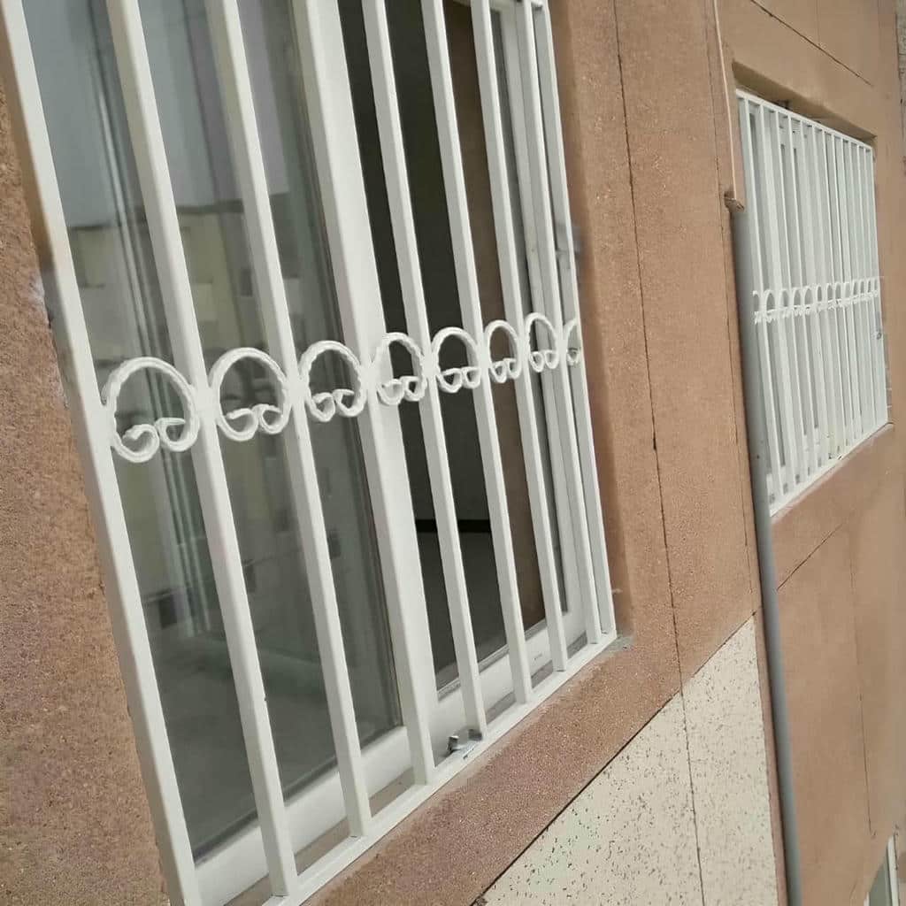 حفاظ پنجره آهنی ساختمان مسکونی حفاظ پنجره آهنی ساختمان مسکونی
