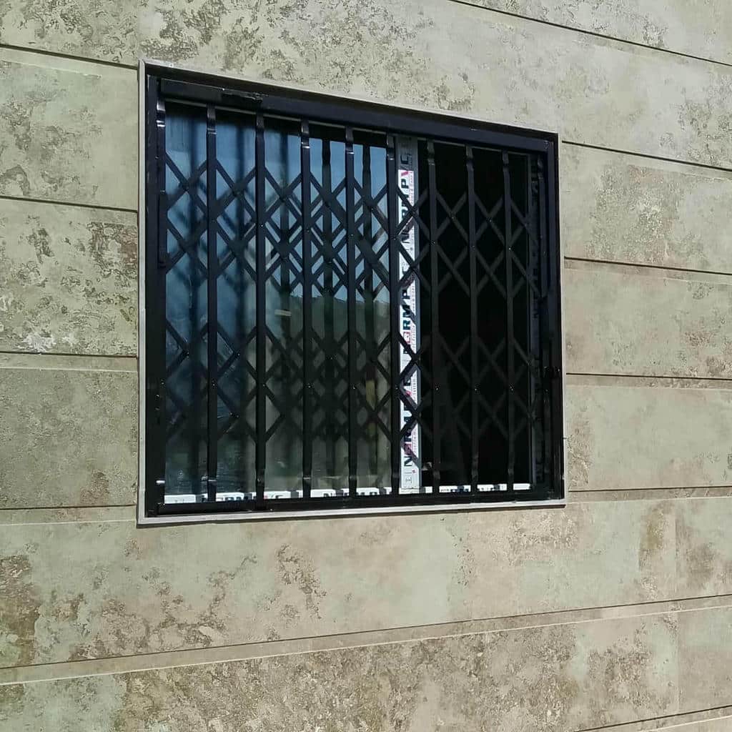 حفاظ پنجره فرفورژه با طرح تزئینی