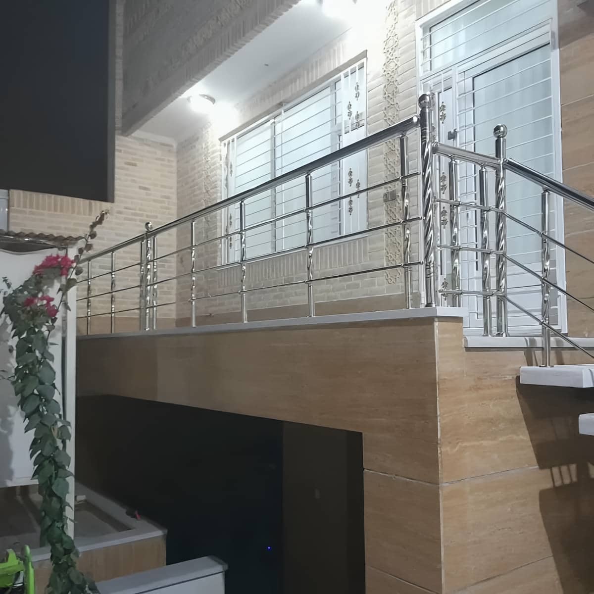 نرده پله مدرن با خطوط ساده