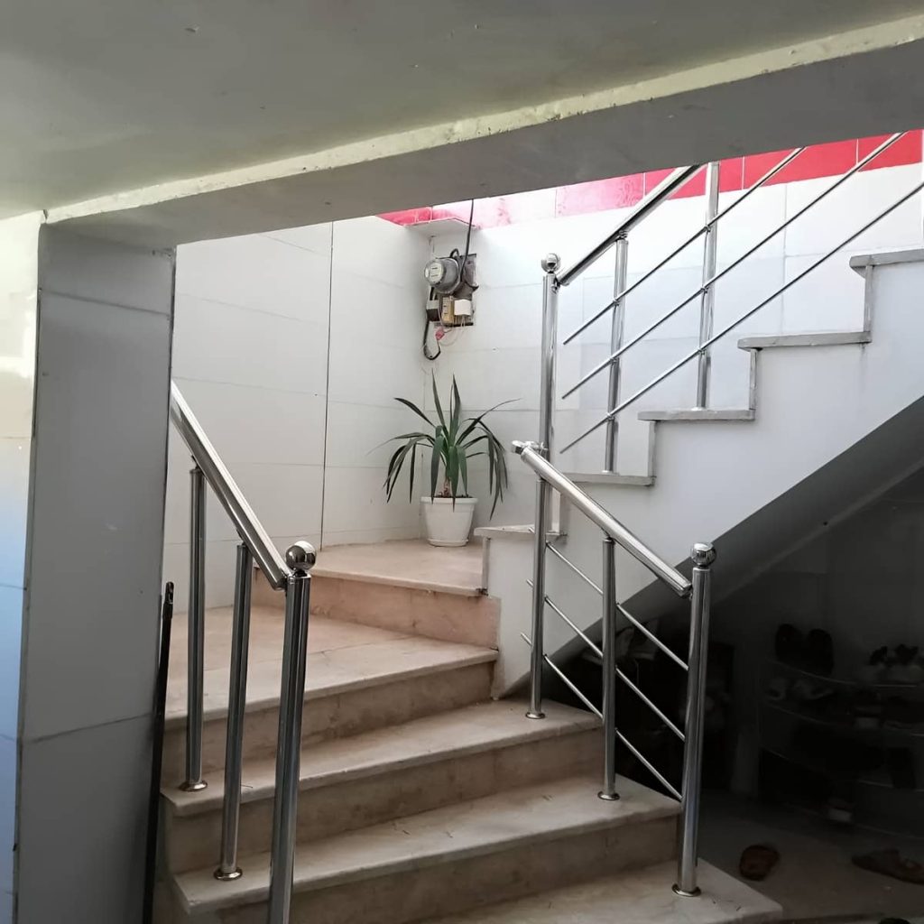 نرده تراس با طراحی فلزی