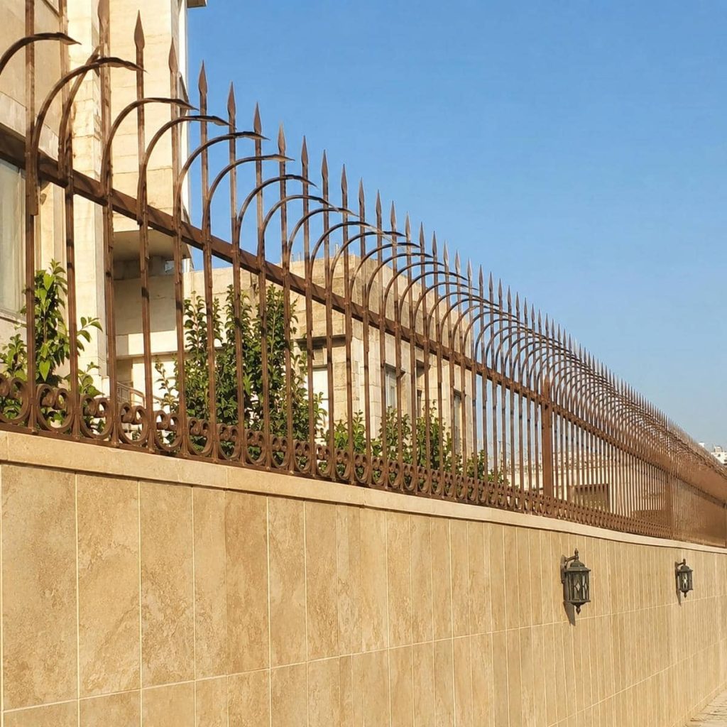 حفاظ سرنیزه ای نصب شده روی دیوار